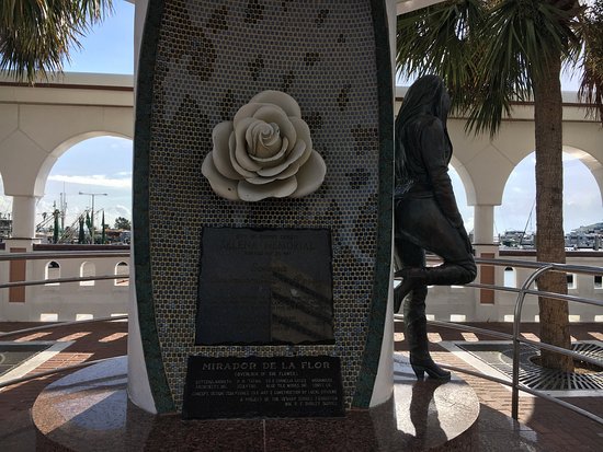 Selena Memorial-Mirador De La Flor